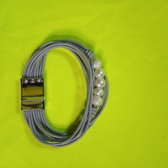 Grey leather cord pearl magnetic bracelet - Picture 6 of 8